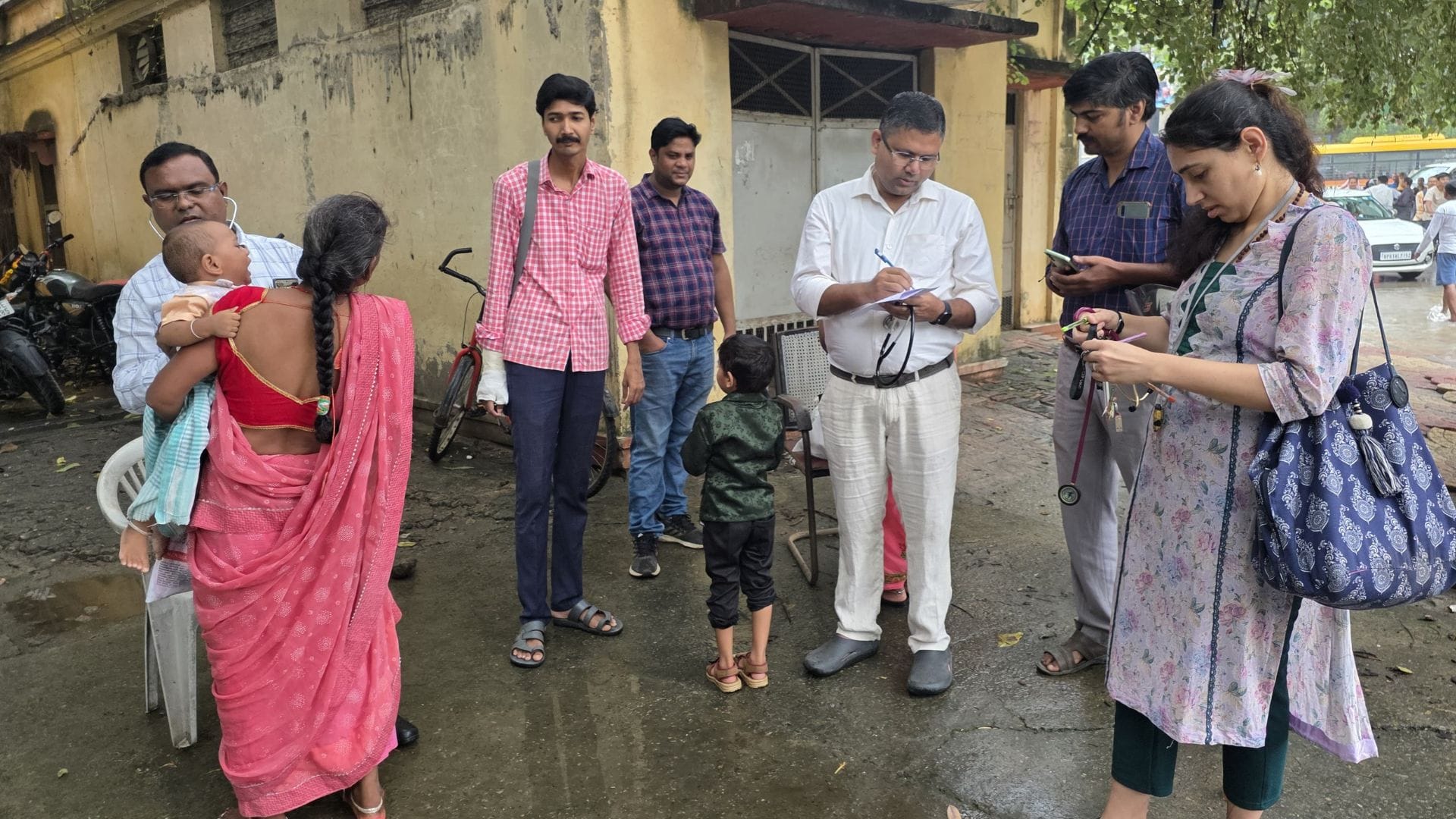vehicle carrying oxygen cylinders gets stuck at BHU water enters emergency ward 136-year-old record is broken