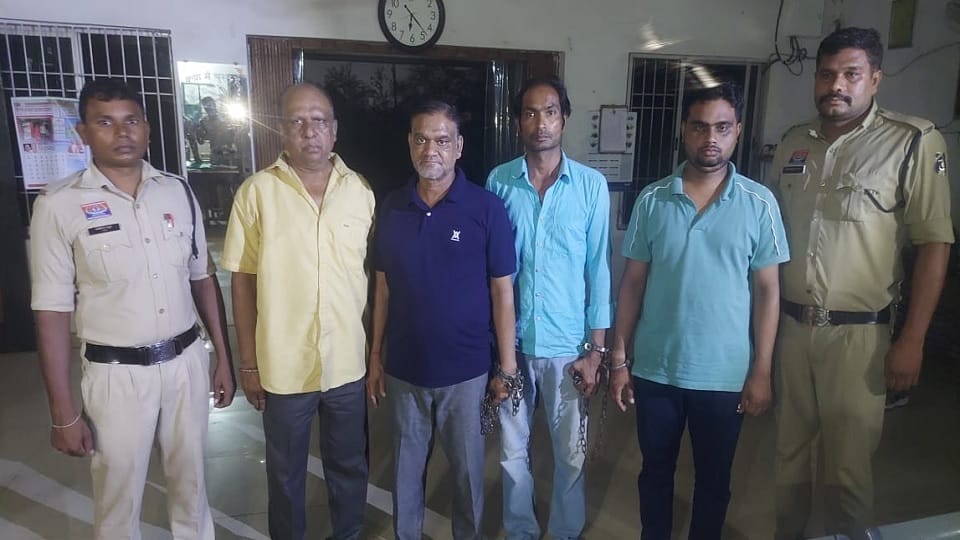 पुलिस की गिरफ्त में आरोपी