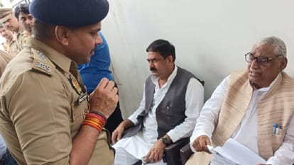 UP: Police deployed outside Mata Prasad Pandey's house in Lucknow, SP delegation to leave for Bareilly today