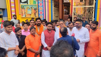 प्राचीन मंदिर पर हनुमान चालीसा पढ़ने के लिए इकट्ठा हुए हिन्दू संगठन के लोग।