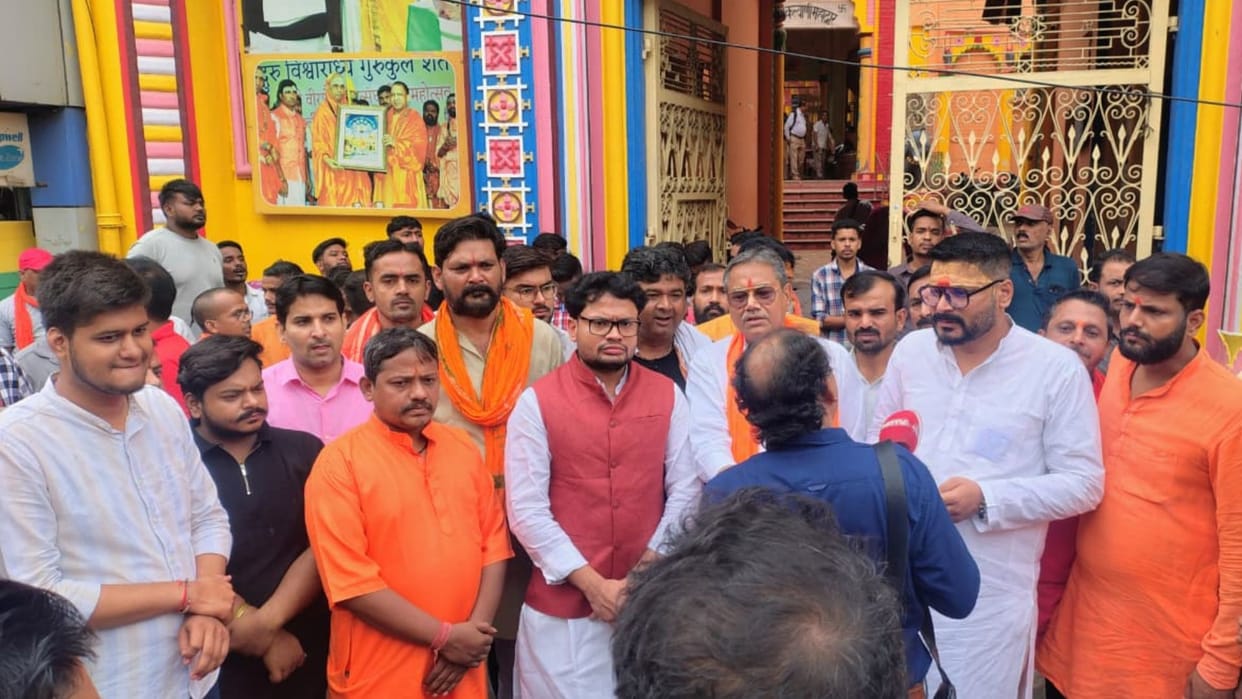 Members of Hindu organizations arrived at temple to recite Hanuman Chalisa administration alerted