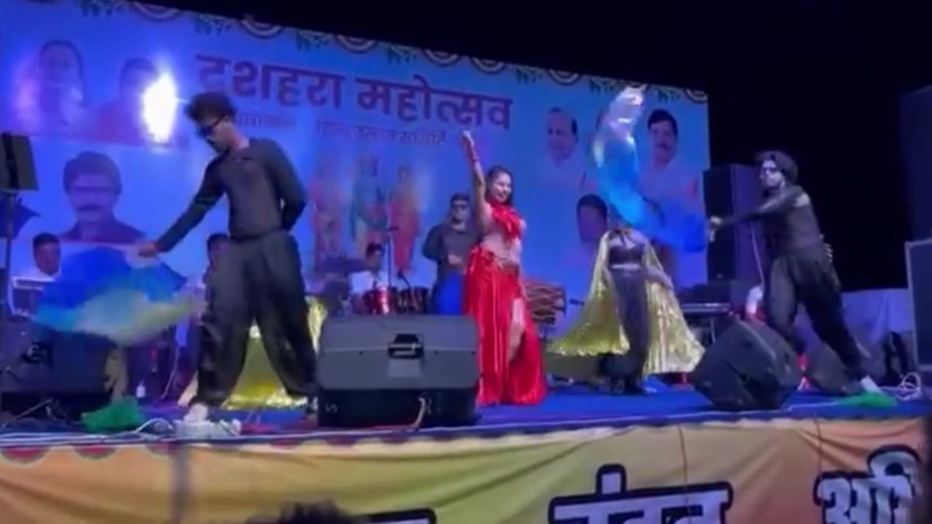 रामलीला मंच पर लगाए गए ठुमके।
