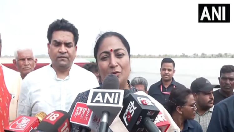 Delhi: 'इस बार दिल्लीवासियों के लिए छठ सुंदर रहने वाली है', सीएम रेखा गुप्ता ने किया यमुना नदी का निरीक्षण