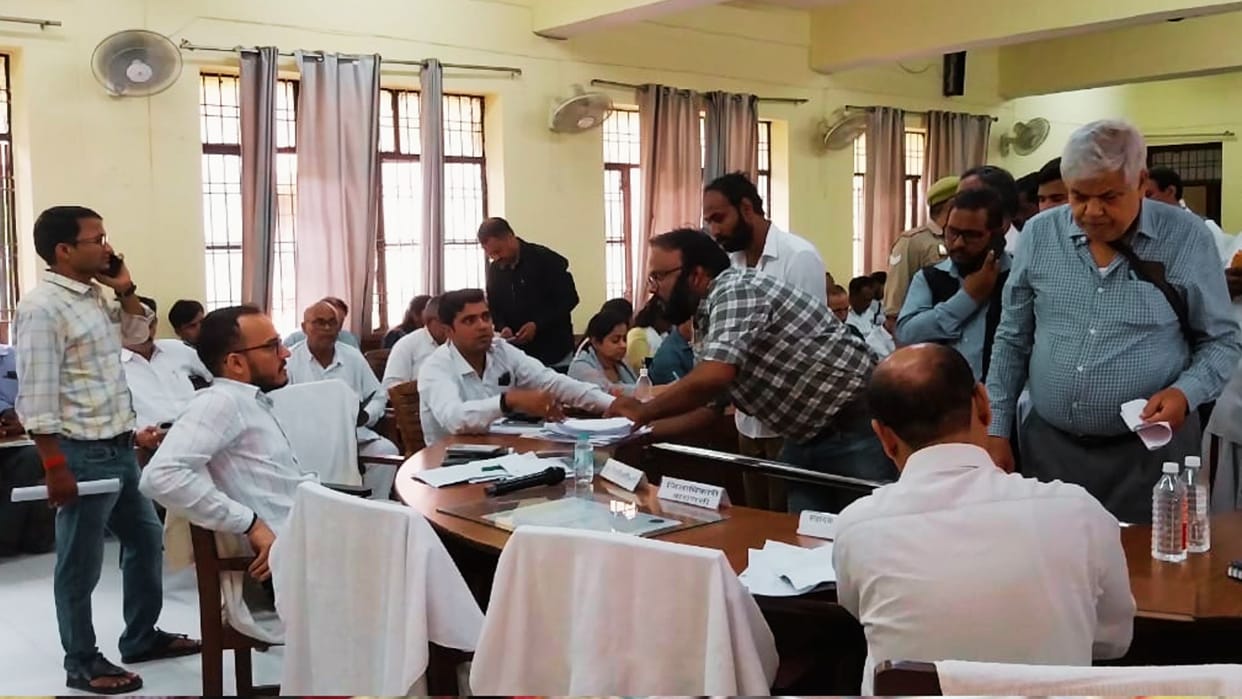 Sampoorna Samadhan Diwas in Varanasi 262 cases came up at three tehsils