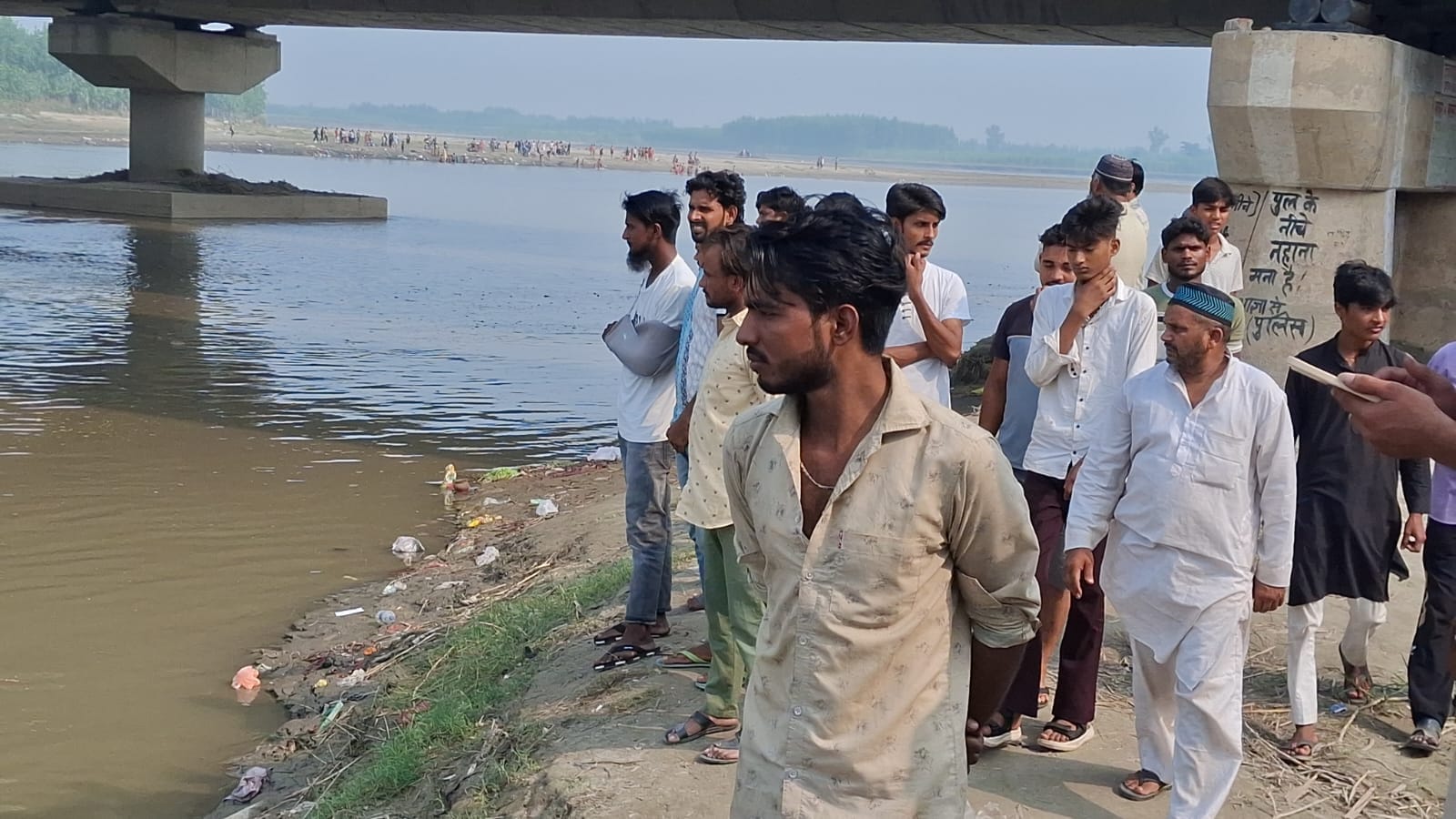 Salman dead body found with daughter after 46 hours bodies of three children still in Yamuna