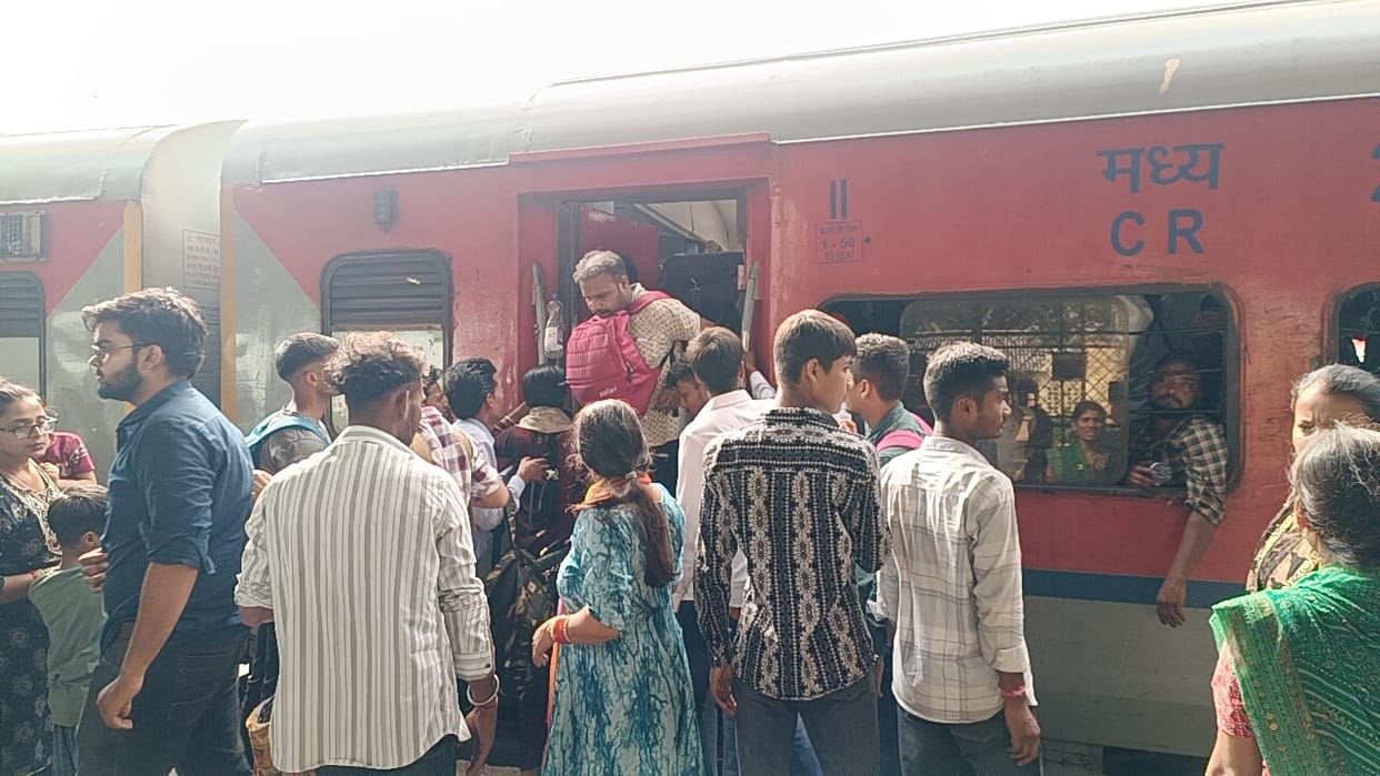 Passengers Face Ticket Shortage in Trains Ahead of Diwali and Chhath