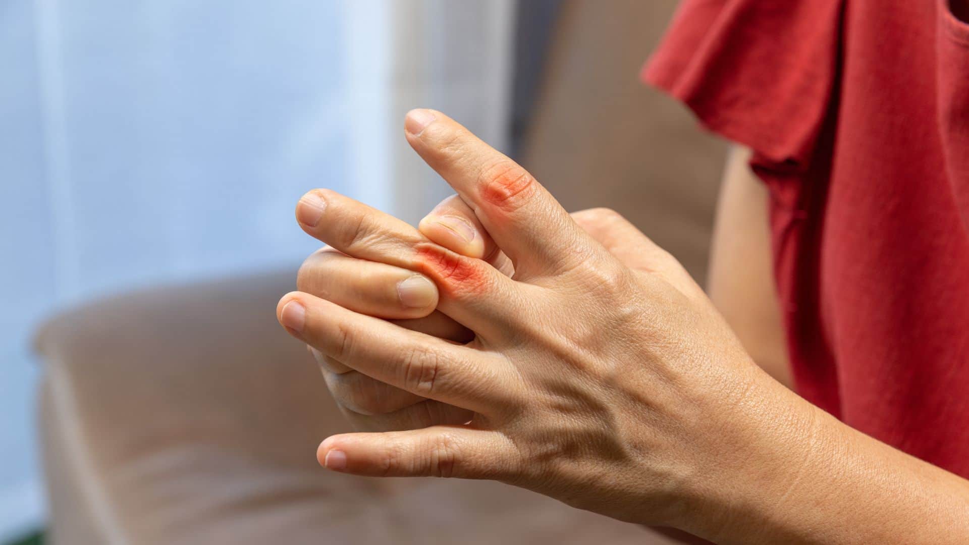 How to Control Uric Acid Levels Naturally to Relieve Joint Pain and Gout Symptoms