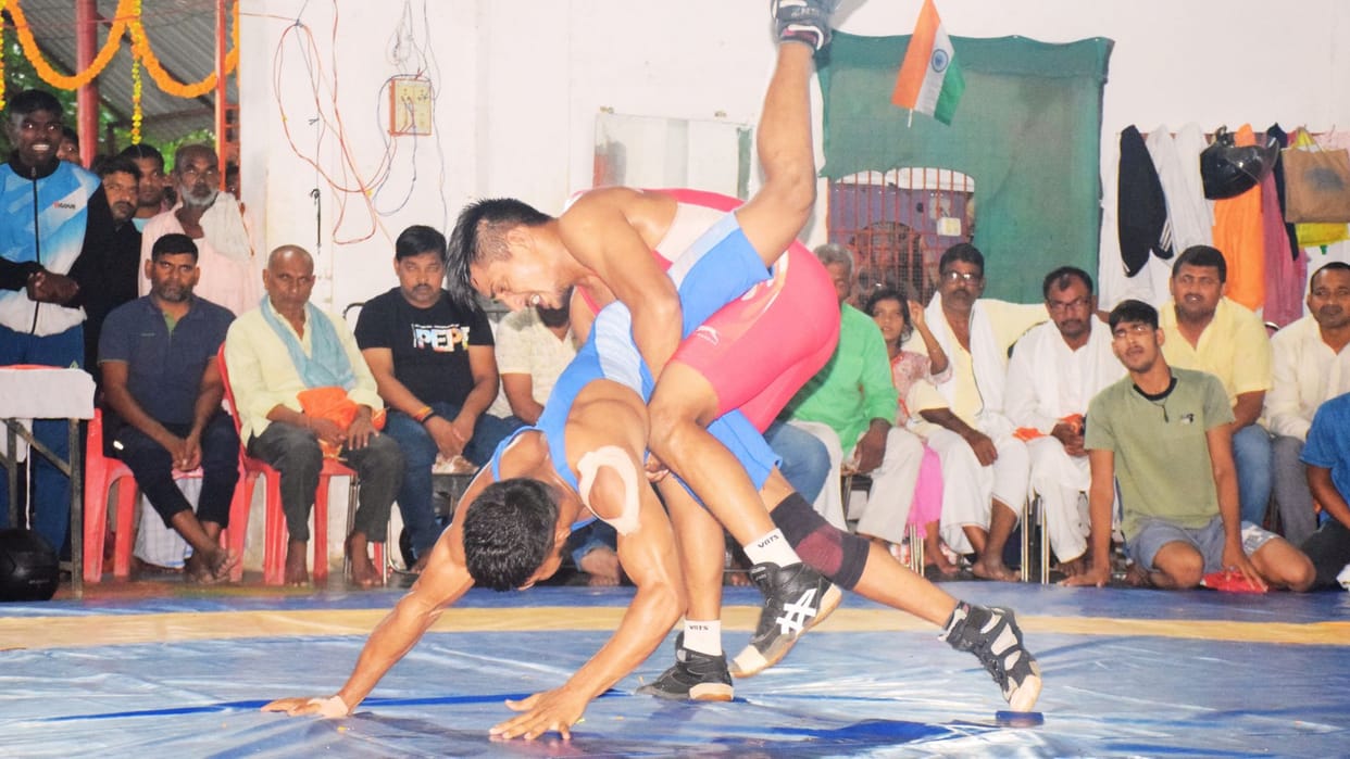 Sports News Wrestling Anshu from Varanasi defeated Prince from Ghazipur with Dhobi Pat move