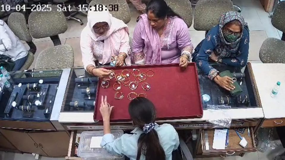 Three women stole two gold bracelets