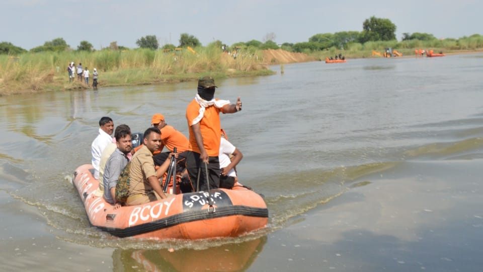 UP Agra News 12 Lost in Utangan River, 7 Still Missing Amid Tough Search Operation
