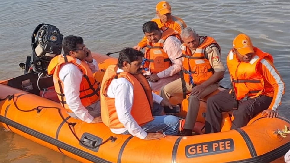 UP Agra News 12 Lost in Utangan River, 7 Still Missing Amid Tough Search Operation
