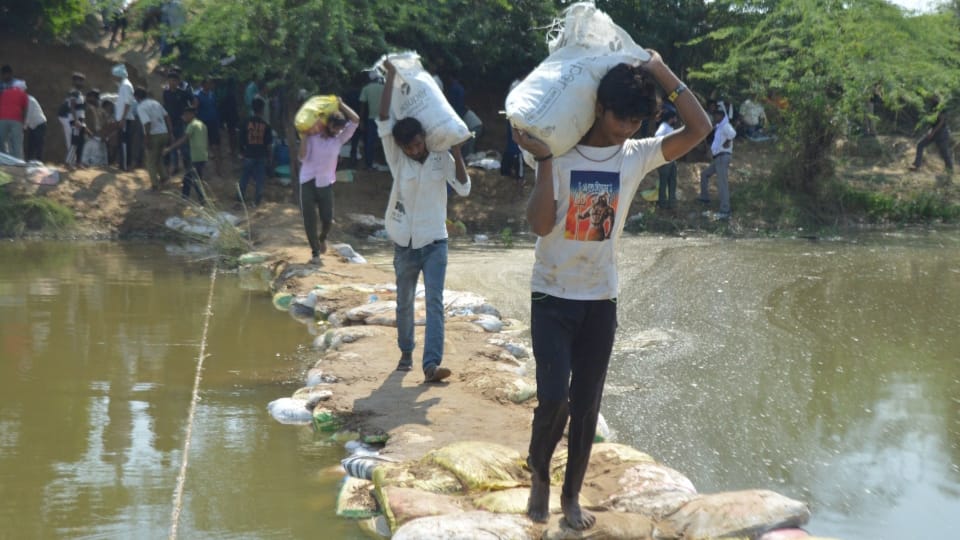 Agra incident 400 villagers and 100 soldiers engaged in search for seven people built a dam on Utangan