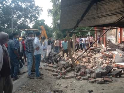 ब्लास्ट से गिरा मकान।