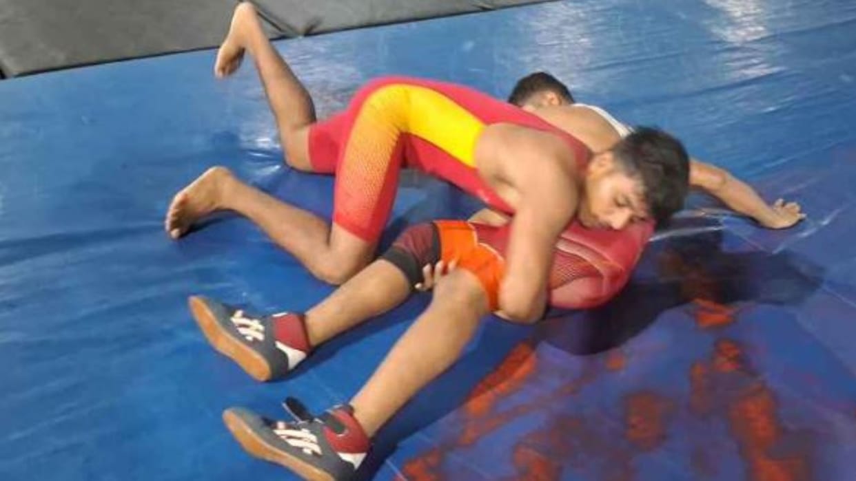 Sports News Wrestling Banarasi Multani Bagaldub Salto and Bridge moves practiced at BHU