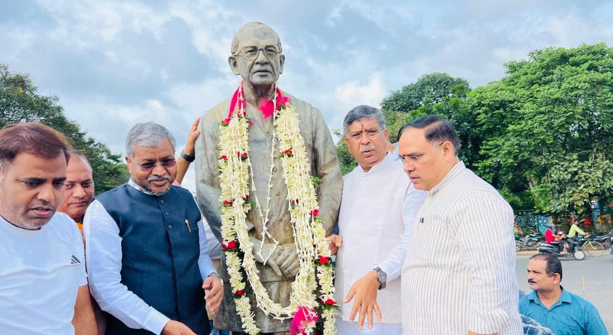 BJP leaders in Ranchi paid tribute to Kailashpati Mishra on his birth anniversary.