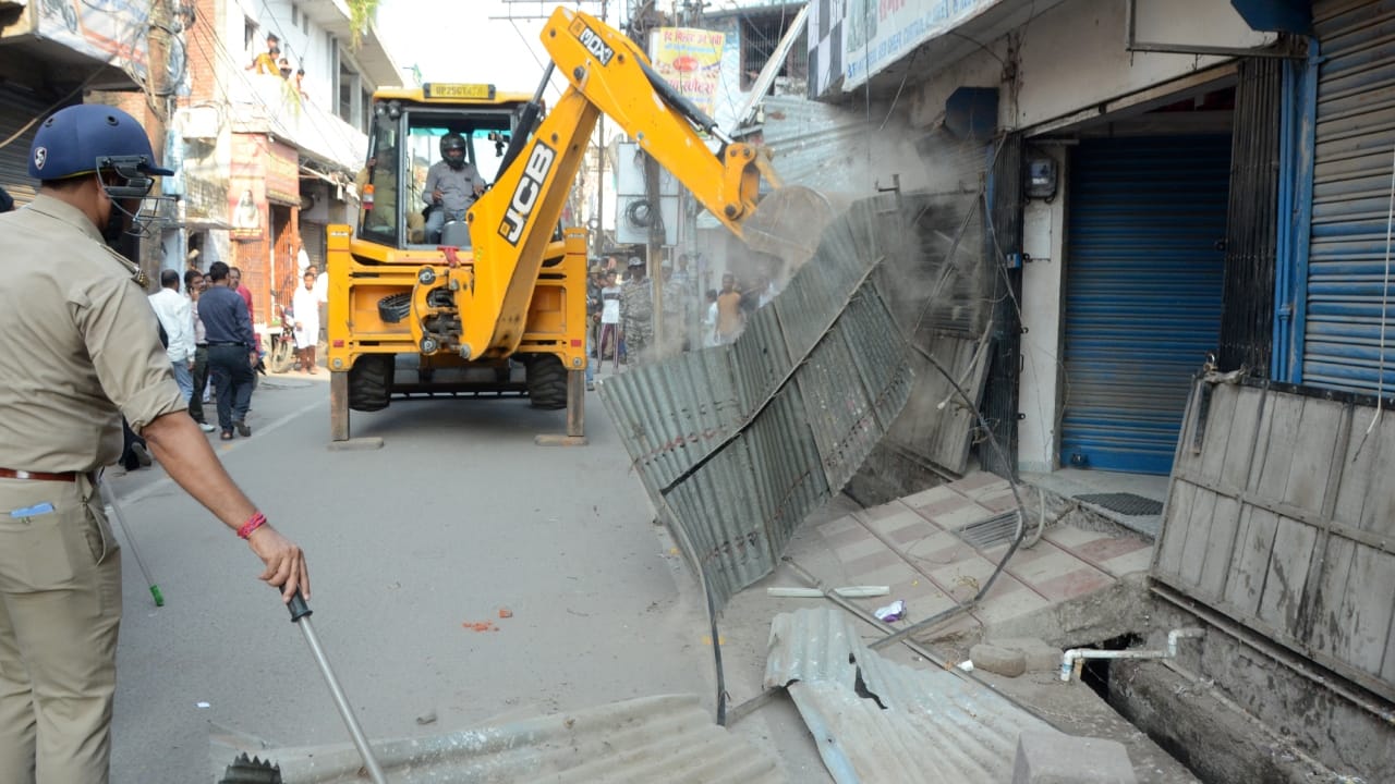 Bulldozers run on encroachments outside 400 shops in Bareilly
