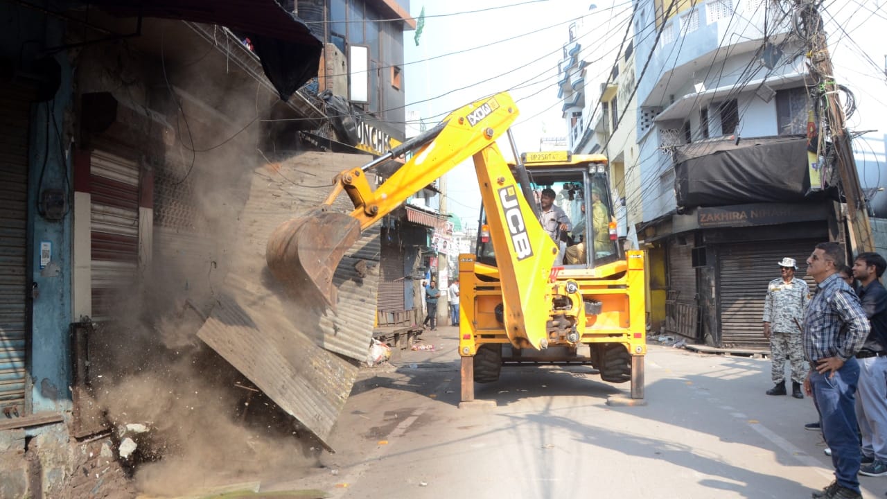 Bulldozers run on encroachments outside 400 shops in Bareilly