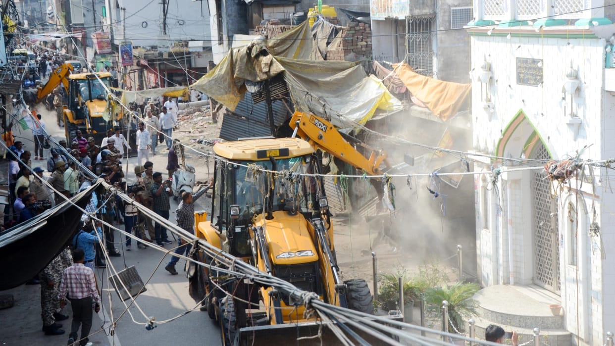 Bulldozers run on encroachments outside 400 shops in Bareilly