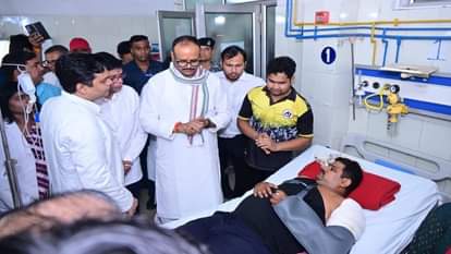 एसआरएन अस्पताल का निरीक्षण करते डिप्टी सीएम ब्रजेश पाठक।