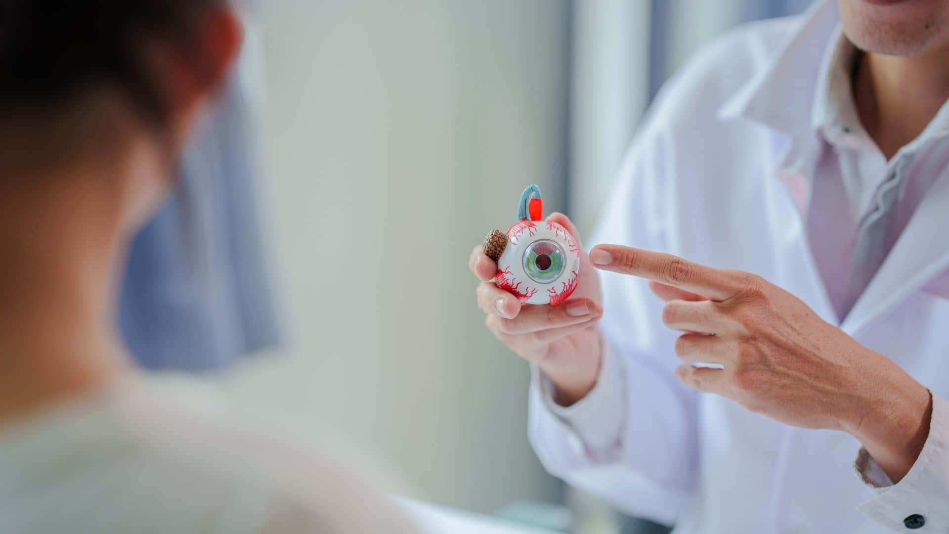 what causes eye itching and burning know aankhon mein jalan aur khujli ho to kya karen