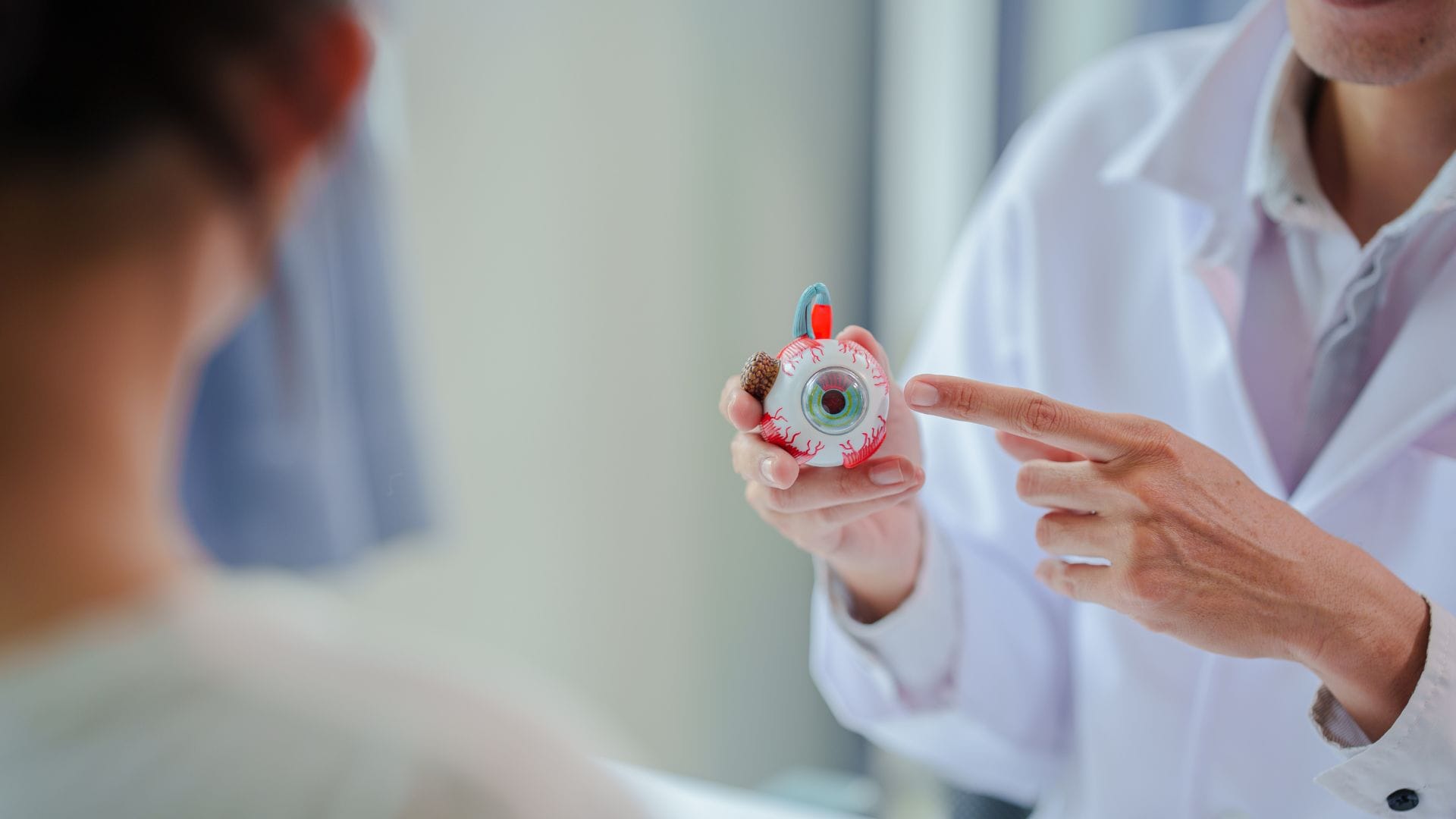 what causes eye itching and burning know aankhon mein jalan aur khujli ho to kya karen