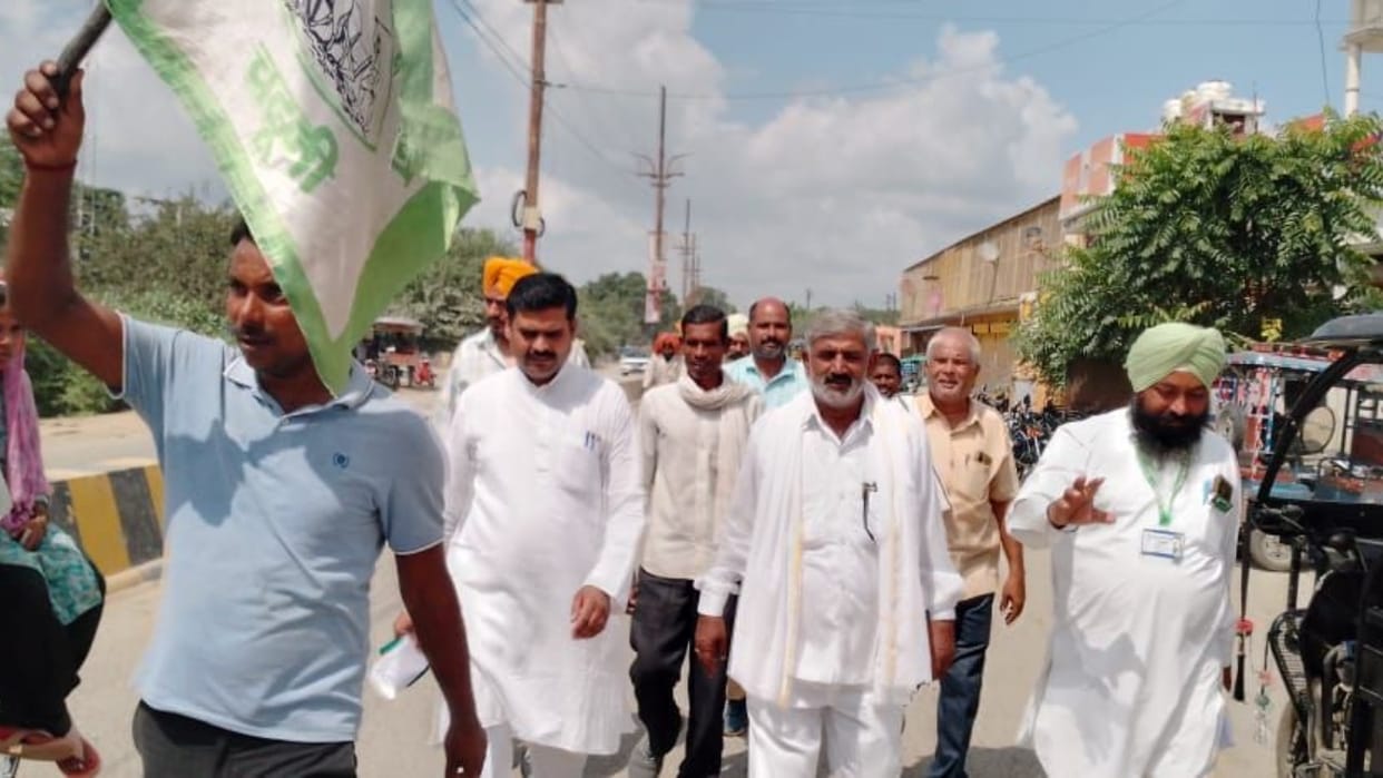 Farmers protested against irregularities in paddy procurement in Shahjahanpur