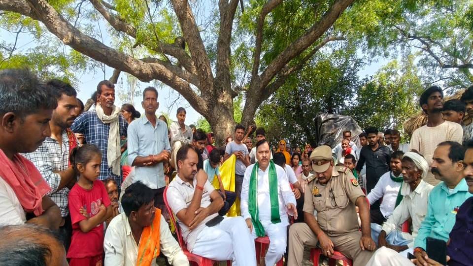 man body found hanging in Lucknow family created ruckus convinced by assurances of action against accused