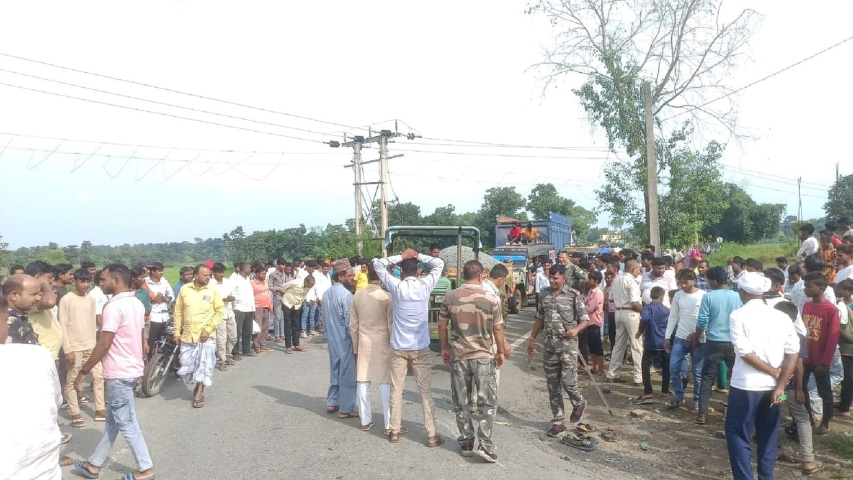 Tragic road accident in Jharkhand: Father and son from Ramanujganj died on the spot, wife seriously injured