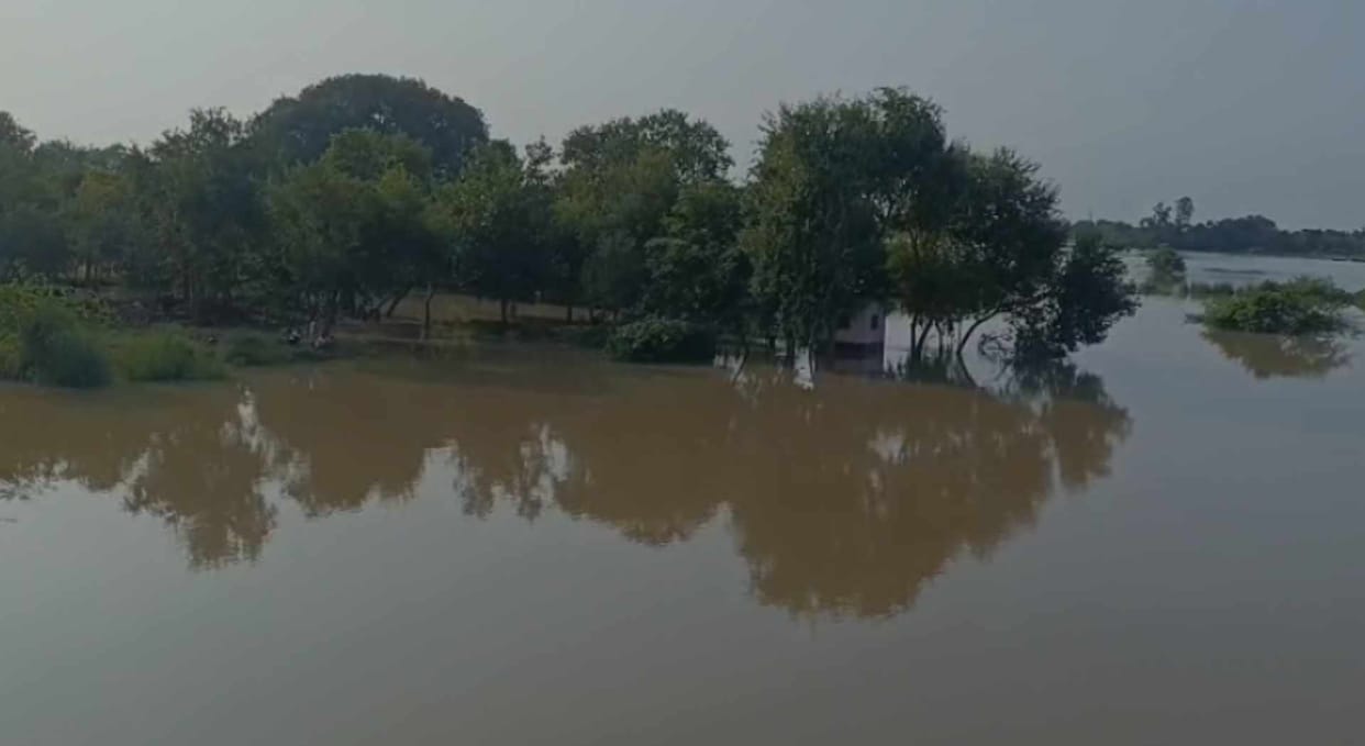 karmanasha river flood campaign bihar border crops damaged villagers evacuate