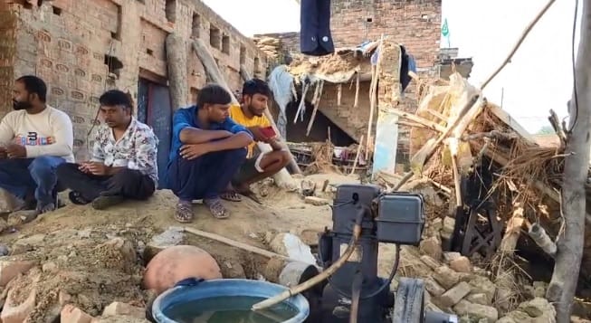Fatehpur Five people sleeping in mud house were buried one died and four were seriously injured