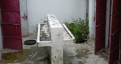 Kanpur Community toilets taps missing seats broken 45 lakh rupees paid every month