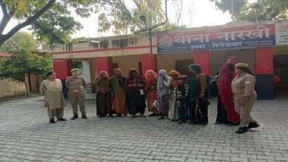 महिलाएं गिरफ्तार