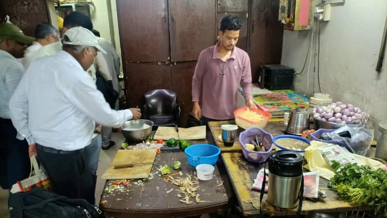 Jhansi: Food department issues notice to two establishments for uncleanliness