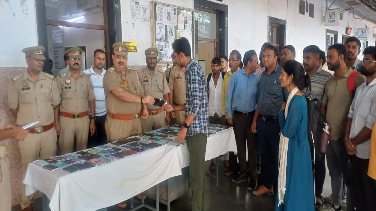 Prayagraj Junction: GRP gives 150 passengers their lost mobile phones, smiles on their faces