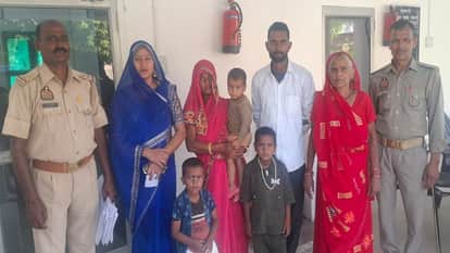 पति-पत्नी विवाद के बाद दोनों में हुआ समझौता, कोतवाली पर मौजूद परिवार