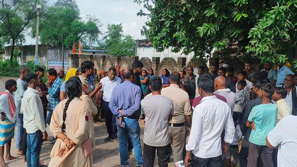 Tension due to rice mill villagers demand compensation Naib Tehsildar returns empty handed in Janjgir Champa