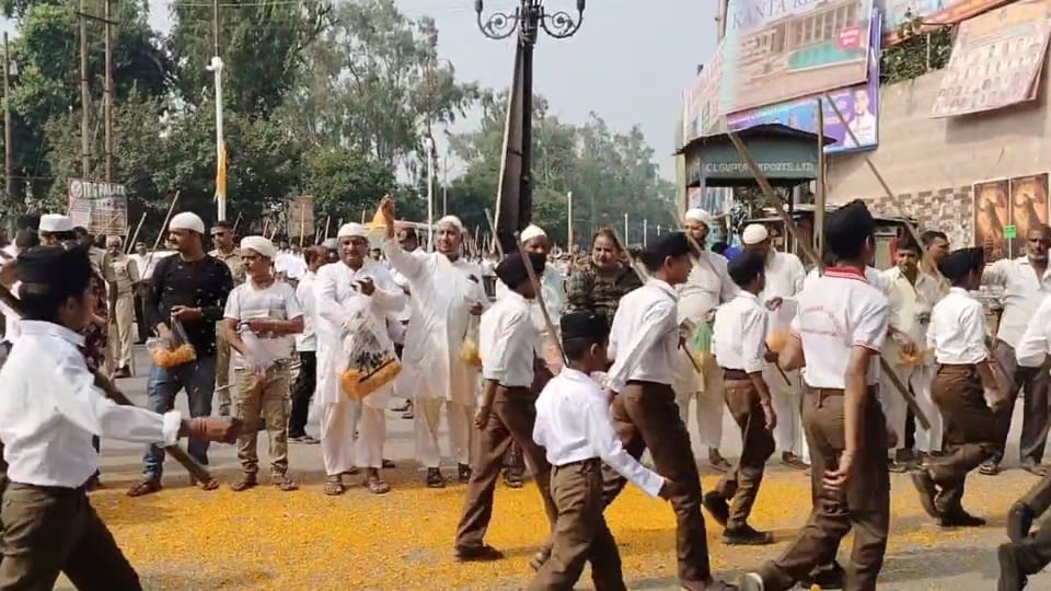 RSS march took place in Gajraula, Muslim community members showered flowers, city echoed with cheers