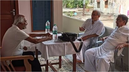 Rajinikanth took break from professional commitments and embarked on spiritual journey relishes meal roadside