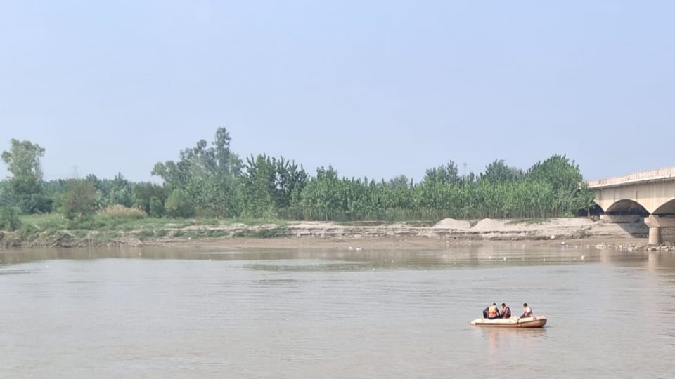shamli family suicide eyewitness says First he threw two children then himself jumped into Yamuna two children