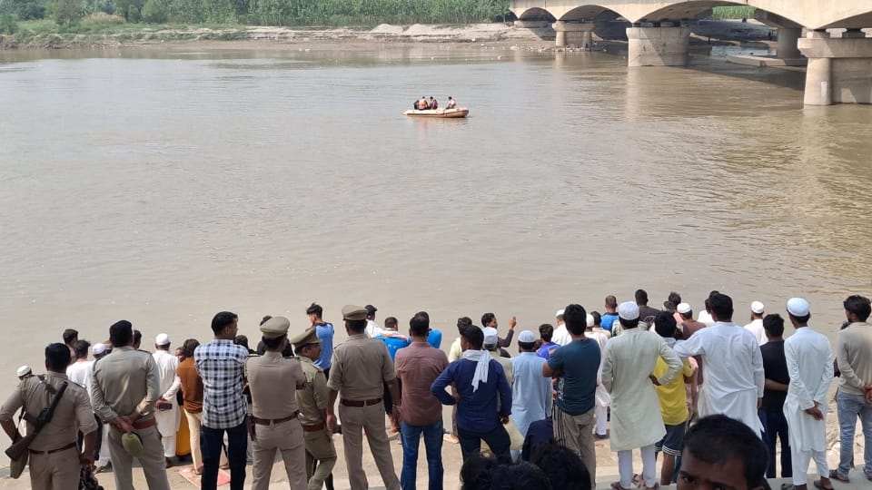 shamli family suicide eyewitness says First he threw two children then himself jumped into Yamuna two children