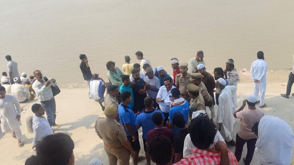 shamli family suicide eyewitness says First he threw two children then himself jumped into Yamuna two children