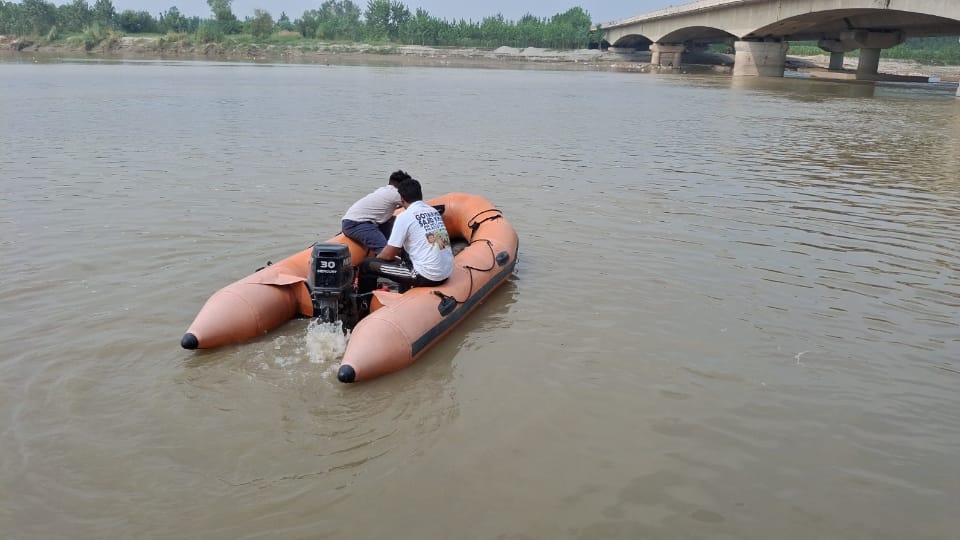 shamli family suicide eyewitness says First he threw two children then himself jumped into Yamuna two children