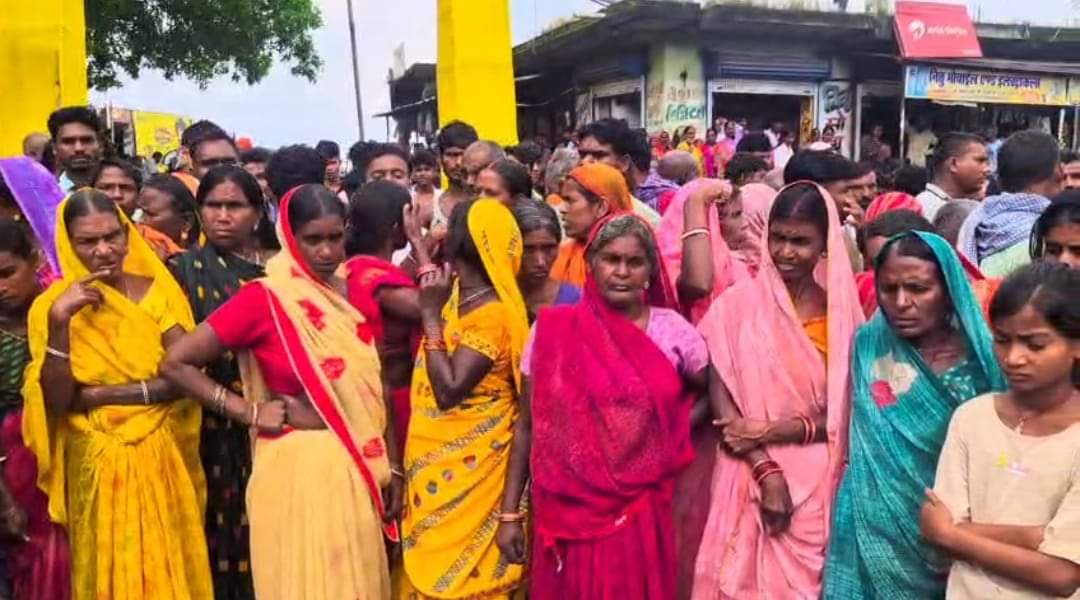 विरोध प्रदर्शन करते हुए परिजन।