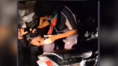 युवक को पकड़कर थप्पड़ मारते आरोपी।