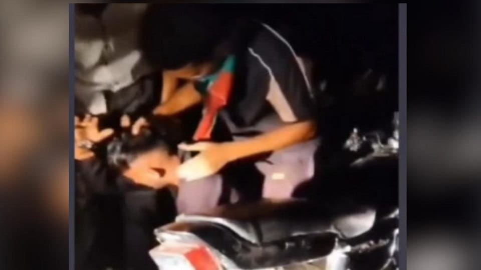 Bijnor: A young man was slapped by holding his hair, held his feet and called 'father', video goes viral