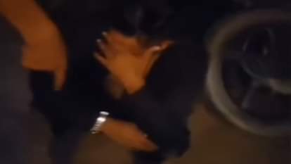 Bijnor: A young man was slapped by holding his hair, held his feet and called 'father', video goes viral