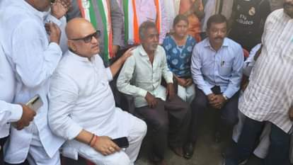 मृतक युवक के परिजनों से मिले कांग्रेस प्रदेश अध्यक्ष अजय राय।