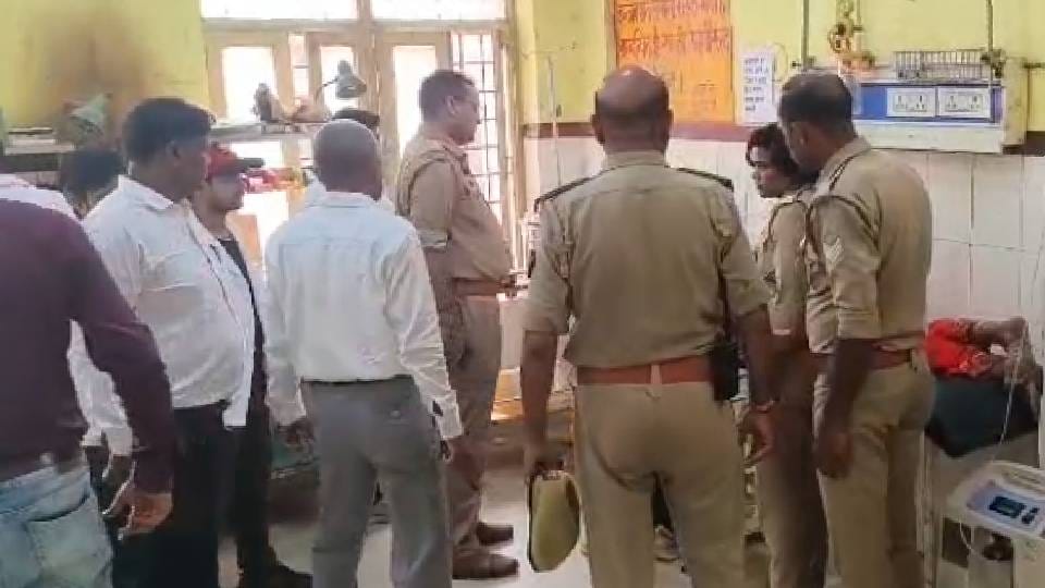 husband beaten wife in crowded court in Raebareli who had come to appear in court Two lawyers injured