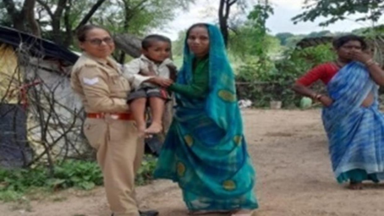 Lalitpur: An innocent child was crying on the road, the lady police officer took him home.