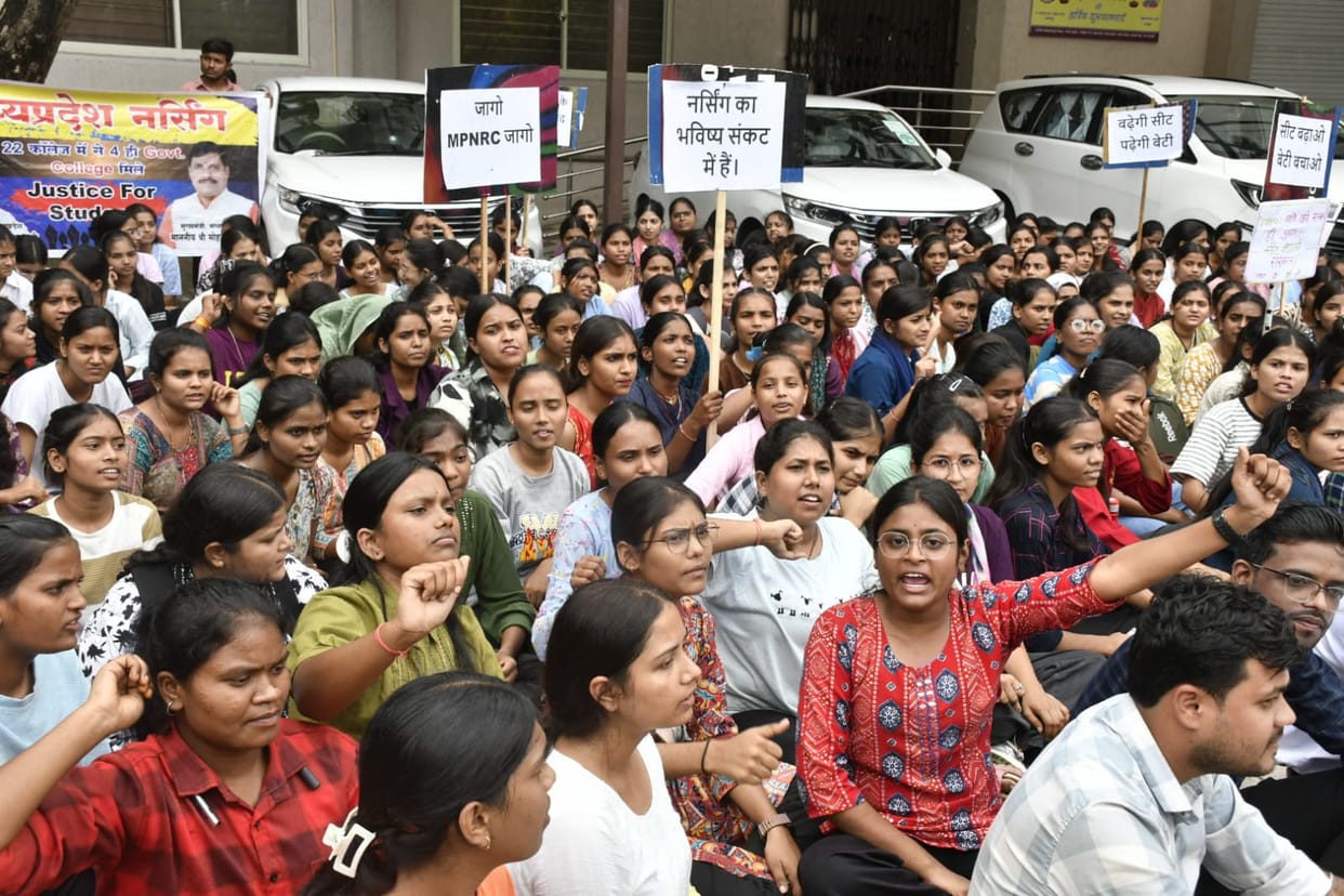 Bhopal News: Protest over recognition of government nursing colleges, students appeal to Digvijay for justice